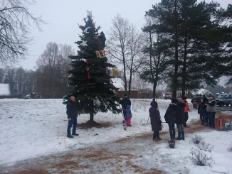 Skverelyje įžiebta eglutė